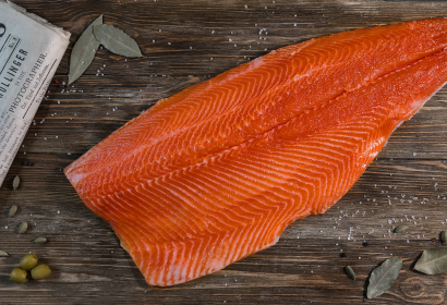 Форель филе пласт на коже охлажденная